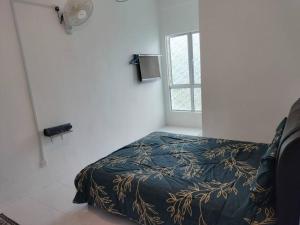 une chambre avec un lit et une fenêtre dans l'établissement Ammara Homestay Emerald Avenue Cameron Highlands, à Brinchang