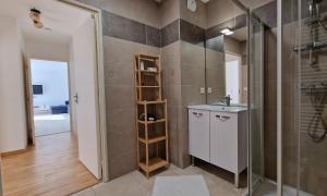 Ένα μπάνιο στο Modern and Comfortable 2-bedroom apartment near the center