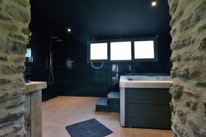 Un baño con bañera, lavabo y ventana. en Cocöon Rance, en Plouër-sur-Rance 7 fotos más