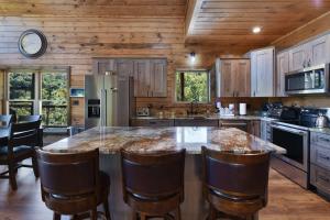 Кухня или мини-кухня в New Luxury Lodge - Gatlinburg - Mountain View!
 +45 фотографий