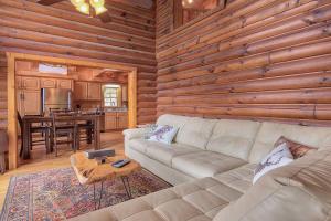 Ruang duduk di Beautiful Log Cabin with Panoramic Views