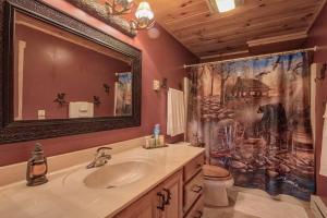 Bilik mandi di Beautiful Log Cabin with Panoramic Views