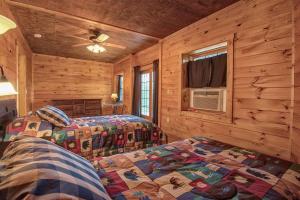 Katil atau katil-katil dalam bilik di Beautiful Log Cabin with Panoramic Views