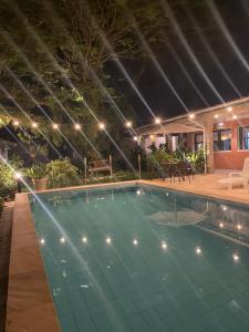 Hồ bơi trong/gần Casa da Árvore Bertioga