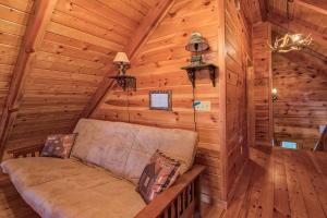 Ruang duduk di Beautiful Log Cabin with Panoramic Views