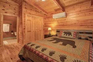 Katil atau katil-katil dalam bilik di Beautiful Log Cabin with Panoramic Views