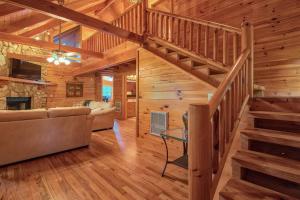 Televisyen dan/atau pusat hiburan di Beautiful Log Cabin with Panoramic Views