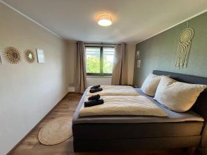 una camera da letto con un grande letto con due orsacchiotti sopra di 4 Sterne FeWo Rhönland-Erlebnis in Bernshausen - auch für Wanderreiter a Bernshausen