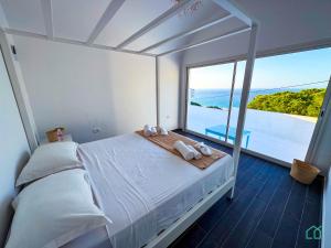 A bed or beds in a room at Padel Resort: 2bd Apt with panoramic view