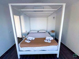 A bed or beds in a room at Padel Resort: 2bd Apt with panoramic view