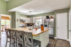 eine Küche mit grünen Wänden und einem Holztisch und Stühlen in der Unterkunft Indianapolis Area Gem Hike, Bike and Golf! in Martinsville