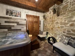 łazienka z wanną w kamiennej ścianie w obiekcie Agriturismo La Valle Dimenticata w mieście Urbania +37 zdjęć