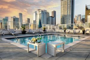 Bazén v ubytování Downtown LA's Most Requested Property, Sleeps 4 with Free Parking! nebo v jeho okolí