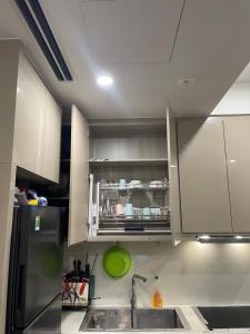 una cocina con fregadero y refrigerador en Masterise Vin, en Phú Thú