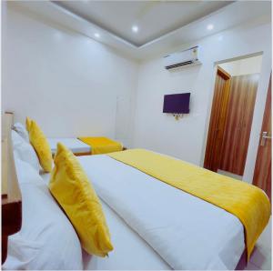 Letto o letti in una camera di Hotel Hare Krishna Dham