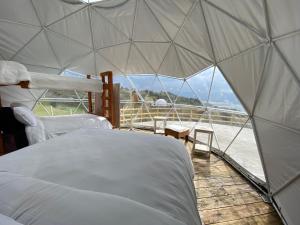 Ένα ή περισσότερα κρεβάτια σε δωμάτιο στο CASA GLAMPiNG GUATAVITA Familiar Cap Max 13 pers