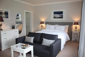Gallery image of Skerrols House in Bridgend