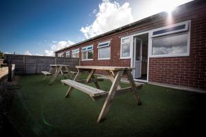 チードル・ハルムにある2 Bed Retreat with Roof Terraceの建物前のピクニックテーブル