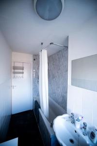 チードル・ハルムにある2 Bed Retreat with Roof Terraceの洗面台と鏡のある白いバスルーム +15枚の写真