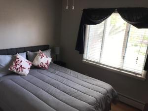 Katil atau katil-katil dalam bilik di Family friendly spacious with jacuzzi & fireplace!