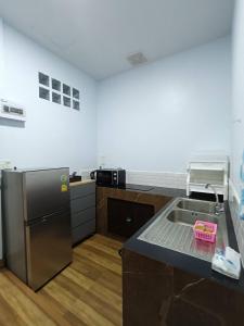 Kuchyň nebo kuchyňský kout v ubytování Manee House - บ้านมณี