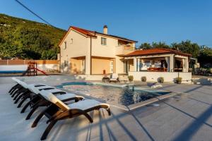 una casa con piscina y algunas sillas en House Jurica, en Nova Sela