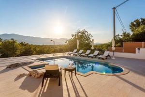 una piscina con sillas y una mesa en el patio en House Jurica, en Nova Sela 30 fotos más