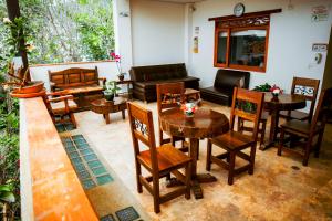 Khu vực ghế ngồi tại Fontana Plaza Hotel