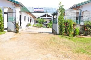 an empty courtyard of a building with a sign on it at Résidence Merveilles D20 in Kribi