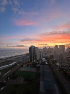 un tramonto su una città con l'oceano e gli edifici di Piso 14, Espectaular! a Punta del Este