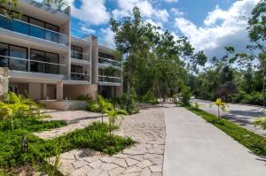 un trottoir vide devant un bâtiment dans l'établissement Luxury penthouse w-jacuzzi in the heart of Tulum, à Tulum