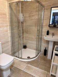 Bilik mandi di BrightCentral Apartment With Parking