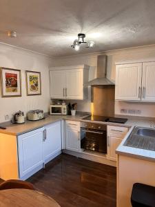 Dapur atau dapur kecil di BrightCentral Apartment With Parking