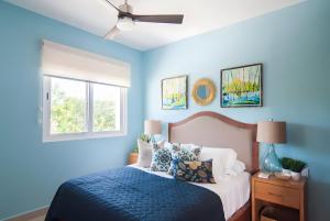 - une chambre bleue avec un lit et un ventilateur de plafond dans l'établissement Luxury penthouse w-jacuzzi in the heart of Tulum, à Tulum 71 autres photos