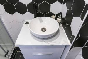 アミアンにあるLe Nid d Amiens 2 pers 8 min Centre ville & gareのバスルーム(カウンターに白い洗面台付) +13枚の写真