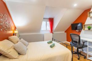 アミアンにあるLe Nid d Amiens 2 pers 8 min Centre ville & gareのベッドと机と椅子のある寝室