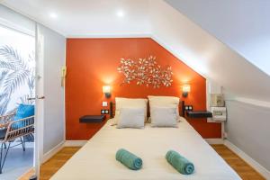 アミアンにあるLe Nid d Amiens 2 pers 8 min Centre ville & gareのベッドルーム1室(オレンジ色の壁の大型ベッド1台付)