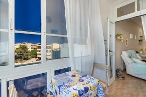 una sala de estar con una cama y un sofá en Precioso apartamento en Los Cristianos, en Los Cristianos