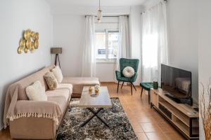 un soggiorno con un divano e una TV di Depi's Luxury Apartment in the center a Alexandroupoli Altre 30 foto