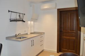 una cucina con lavandino e porta in legno di Plazuela Arco el Portillo a Cordoba Altre 158 foto