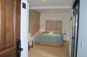 una camera da letto con un letto con un copriletto blu di Plazuela Arco el Portillo a Cordoba