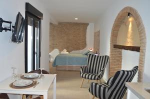 un soggiorno con un letto, un tavolo e delle sedie di Plazuela Arco el Portillo a Cordoba