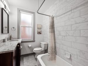 Koupelna v ubytování Oakland, Pittsburgh !F Unique and Stylish Private Bedroom with Private Bathroom + 23 fotografií