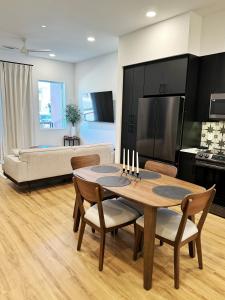 Μια τηλεόραση ή/και κέντρο ψυχαγωγίας στο Hip Luxury Condo Getaway- Near Gruene