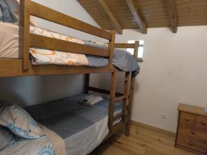 2 letti a castello in una camera con soffitto in legno di Casa da Esperança a Lousã