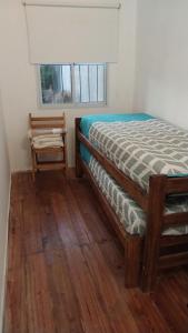 ein Schlafzimmer mit einem Bett und einem Fenster in der Unterkunft Corazón de Buey in Gualeguaychú