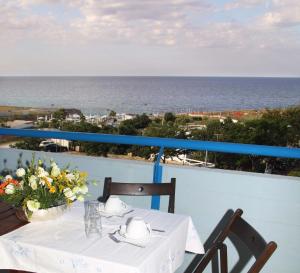 einen Tisch auf einem Balkon mit Meerblick in der Unterkunft A Modo Mio B&B in Monopoli