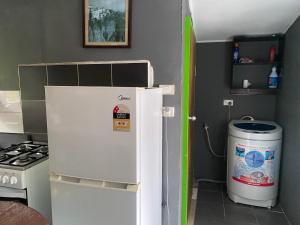 Island Home的厨房或小厨房