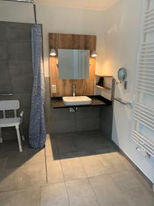 a bathroom with a sink and a mirror at Anders & Meer ANDERS & MEER App Weite in Sankt Peter-Ording