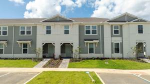 una grande casa con un cortile davanti di Family Friendly 5Bd Close to Disney at Windsor Cay 1269 a Orlando